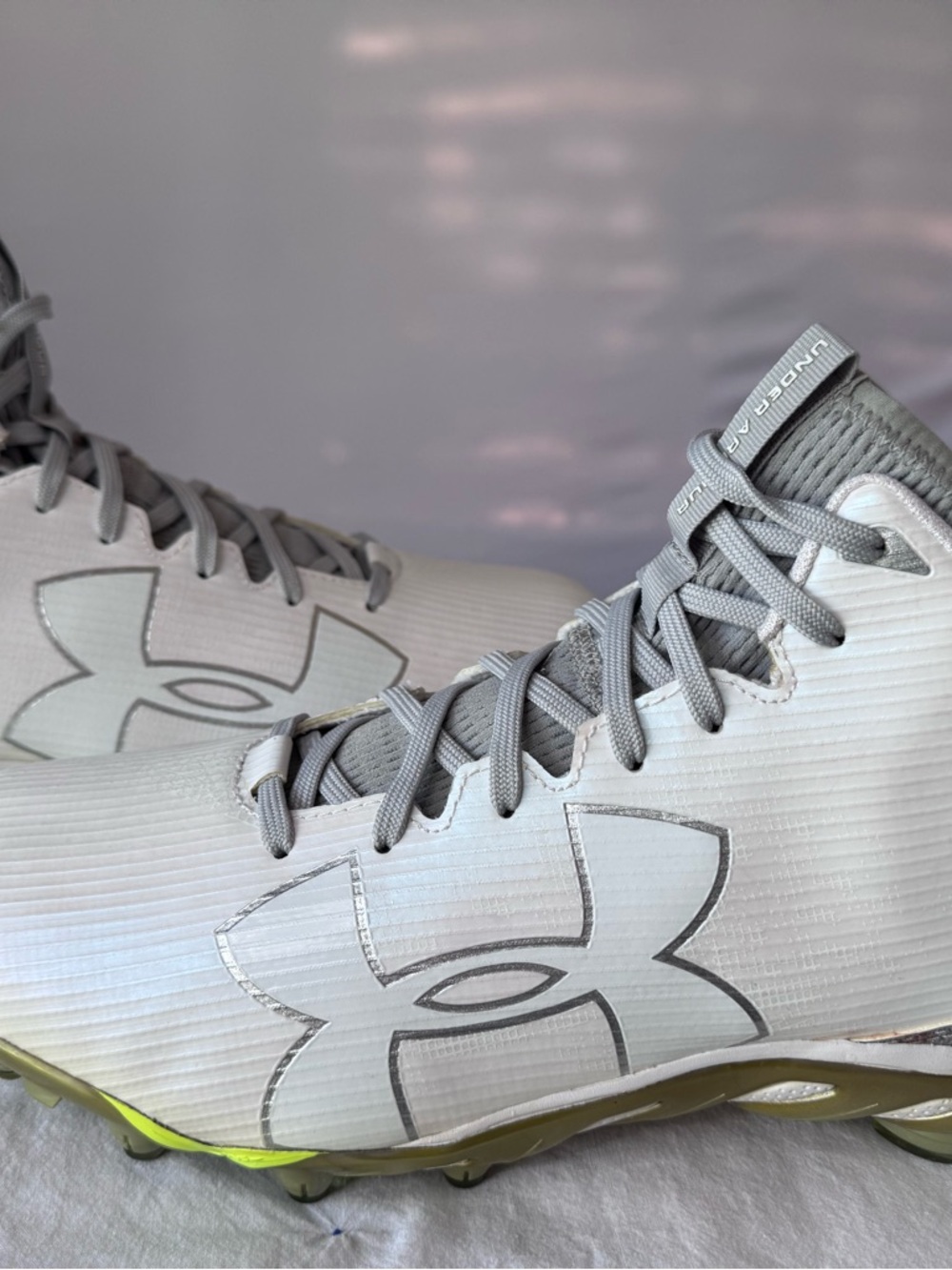 Under Armour Mens Light Gray Athletic Football Cleats with Subtle Lime Trim